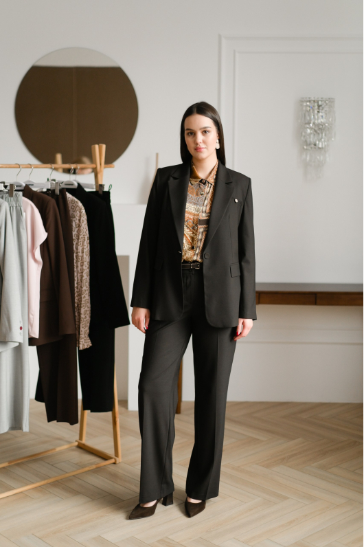 Костюм брючный в шоколадном цвете 